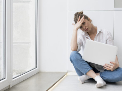 woman-with-laptop-floor-696x392
