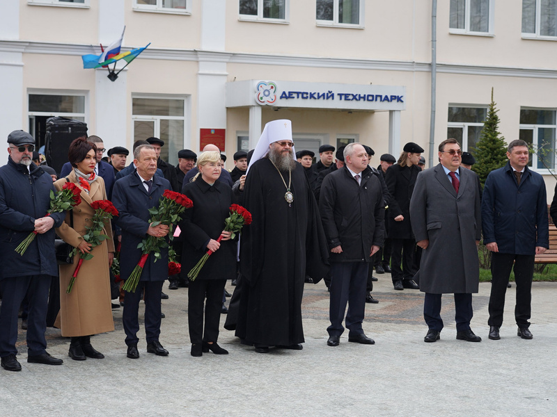 derzhavintsyuchastnikitseremoniiotkrytiyapamyatnikapravitelyutambovskogonamestnichestvavidnomugosuda