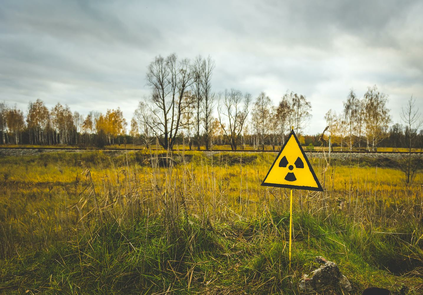 Загрязнено радиация. Знак радиоактивной зоны Чернобыль. Радиационная опасность Чернобыль. Знак радиации Чернобыль. Табличка радиационной опасности Чернобыль.